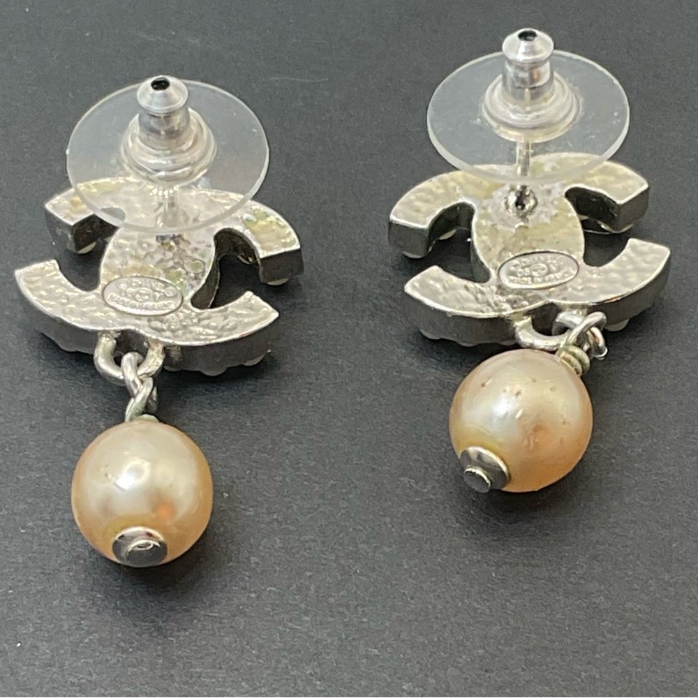 CHANEL Pearl Drop CC Silver and Pearl Earrings - Picture 8 of 9